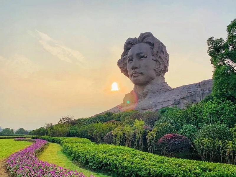 幸福爸妈游湘西6日游【长沙橘子洲•韶山•凤凰古城•湘西苗寨•张家界国家森林公园•袁家界•天子山•土司城】（长沙进出）