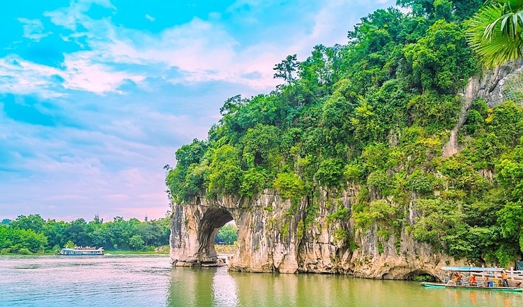 【山水与瀑布5天游】桂林象鼻山•漓江阳朔•德天跨国瀑布